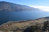 Kamloops Lake mit Güterzügen entlang beider Ufer