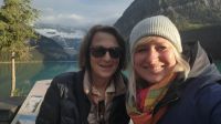 Singlereise Kanada - Kathy und Franzi am Lake Louise im Banff Nationalpark