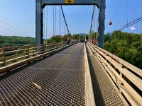 Zu Fuss ueber die Bruecke