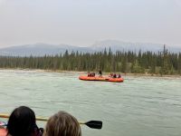 Raften auf dem Sunwapta River ist sehr lustig und gemuetlich