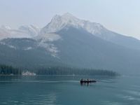 Kanuefahrer auf Maligne See
