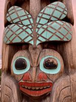 Die Libelle auf dem Totem in Jasper