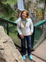 Reiseleitung mit blauen Schuhen 