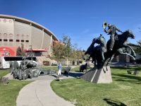 8. Reisetag – Von Toronto nach Banff – Stadtrundfahrt in Calgary – Saddledome Arena & Skulptur „By the Banks of the Bow“