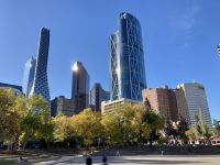 8. Reisetag – Von Toronto nach Banff – Stadtrundfahrt in Calgary – Hochhäuser am Olympic Plaza