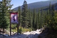 Baerenwarnung am Moraine Lake