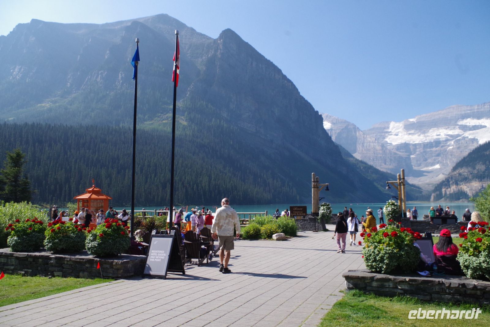 Vor dem Chateau Lake Louise. 3