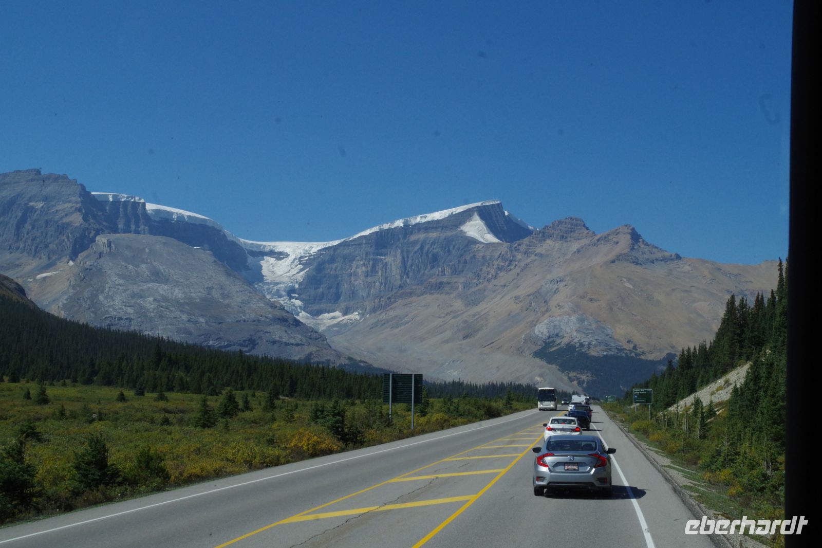 Panoramasstraße Icefieldsparkway mit Athabasca Gletscher