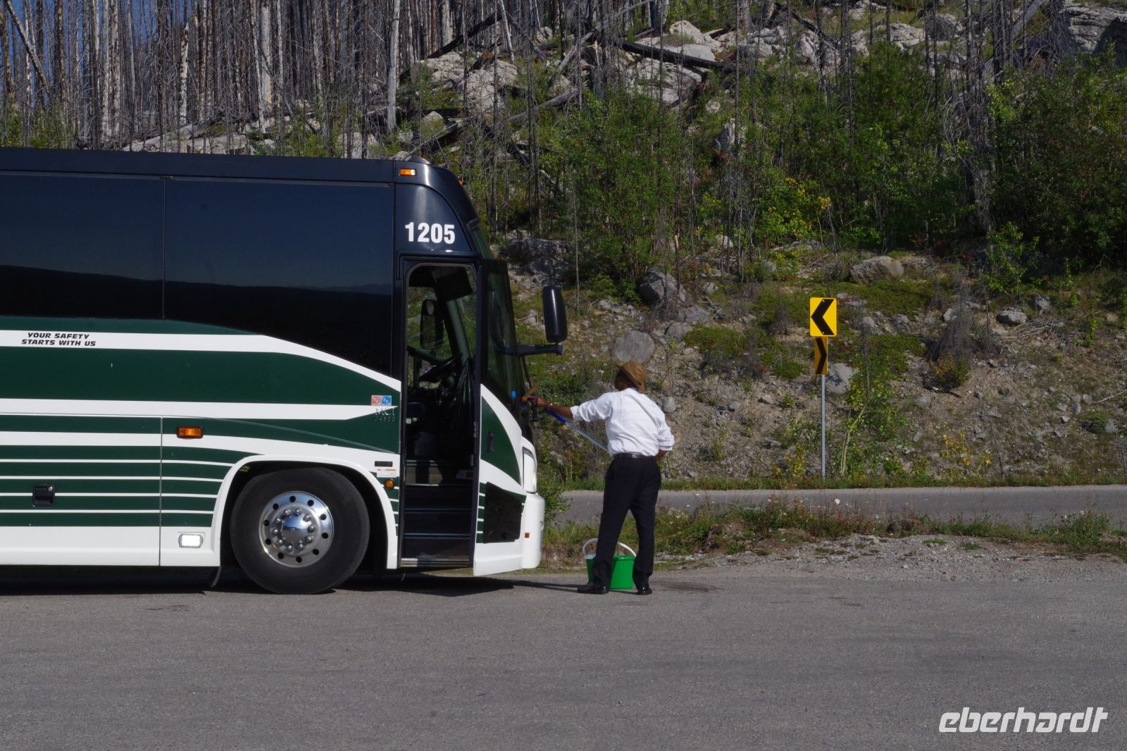 Busschauffeur Ali macht unseren Bus sauber