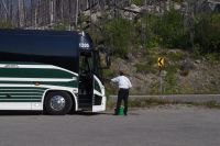 Busschauffeur Ali macht unseren Bus sauber