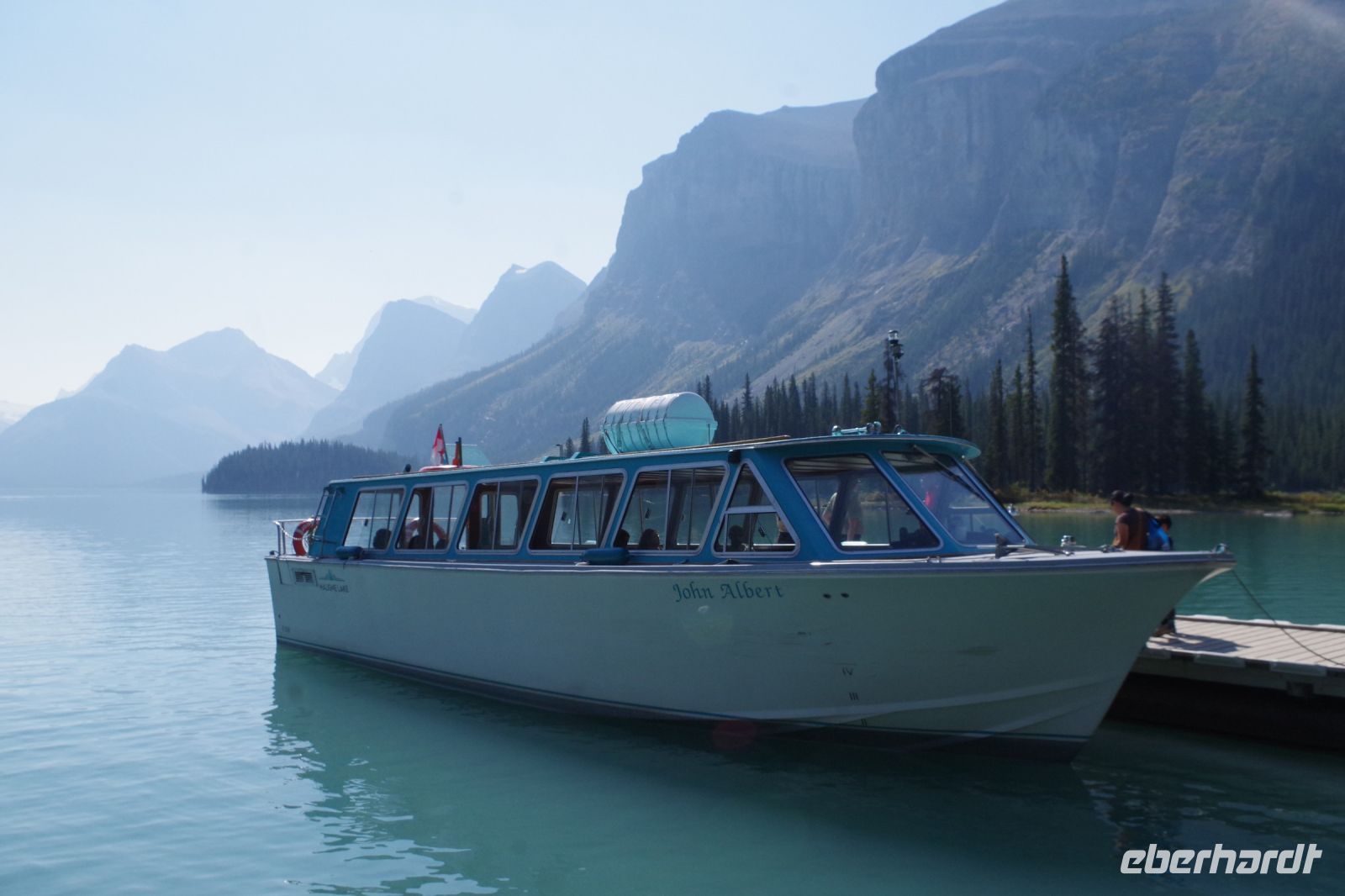 John Albert Boot am Maligne Lake