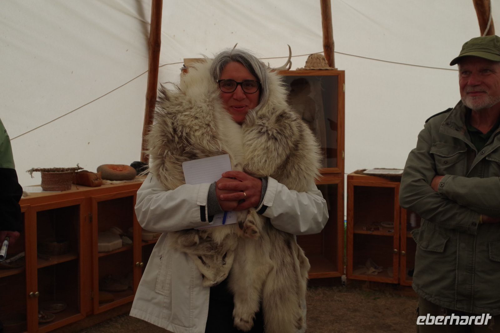 Guide Nadja mit Wolfspelz auf der Hat Creek Ranch