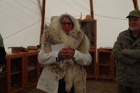 Guide Nadja mit Wolfspelz auf der Hat Creek Ranch