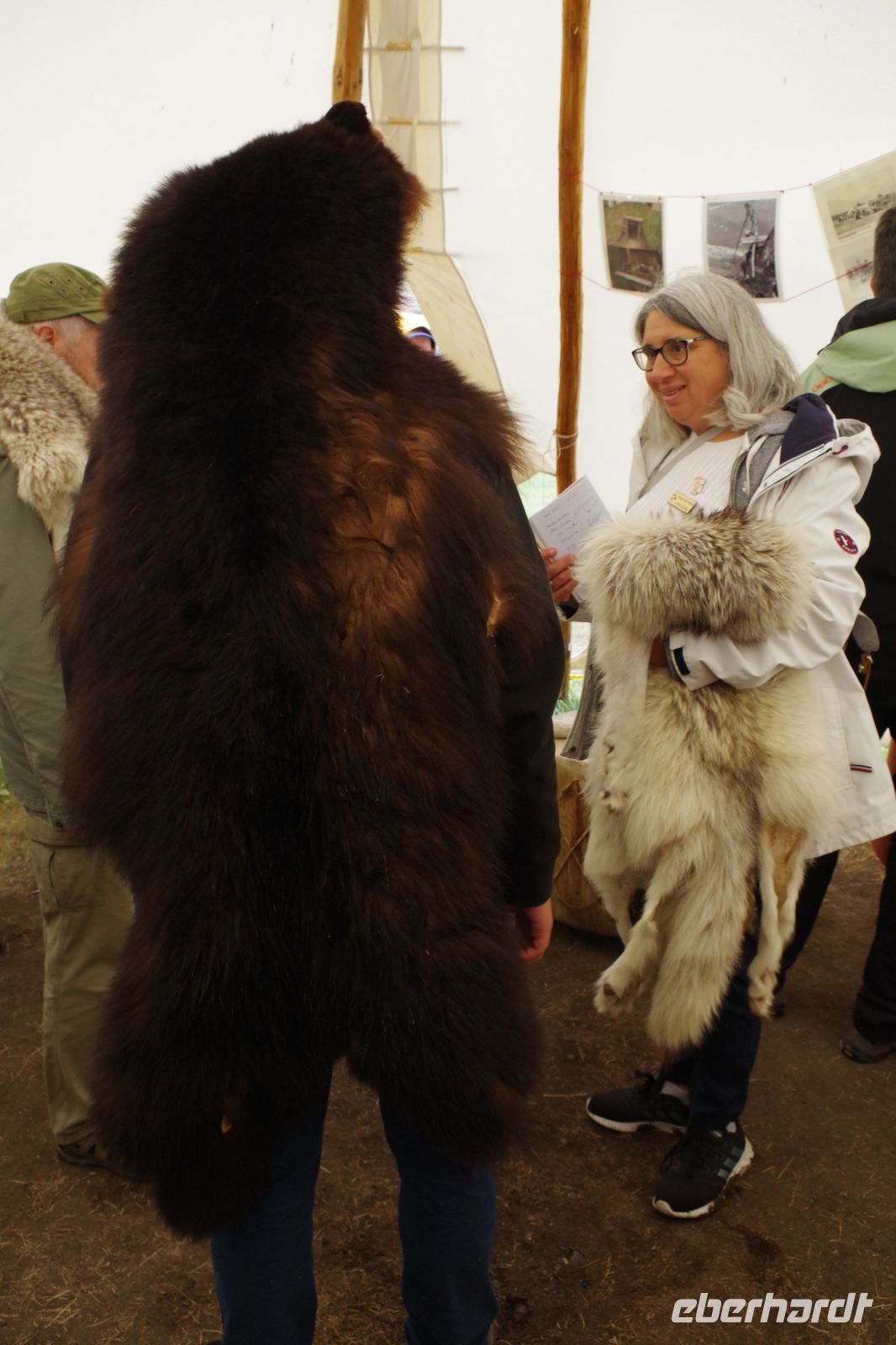 Indigener Hat Creek Ranch Guide mit Bärenpelz