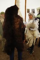 Indigener Hat Creek Ranch Guide mit Bärenpelz