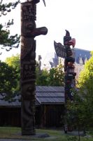 Totempfa¨hle im Thinderbirdpark in Victoria 2