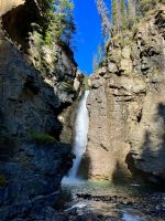 Einer von unzaehligen Wasserfaellen auf der Wanderung