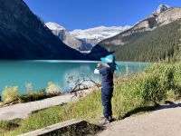 Bub mit Hut in Lake Louise