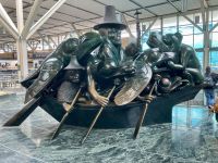 19. Reisetag – Freizeit in Vancouver – Skulptur „The Spirit of Haida Gwaii: The Jade Canoe“ von Bill Reid auf dem Flughafen