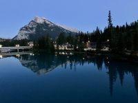 Banff mit Mt Rundle bei Nacht