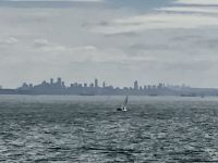 Sicht auf Vancouver von der Faehre aus