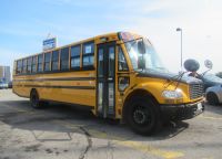 Auf dem Parkplatz, der gelbe Schulbus