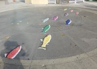 Fische als Bodenhinweisschilder zum Eingang...