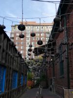 Viele Sträßchen und Restaurant im Destillery District