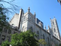 Blick auf die Basilika Notre Dame von der Seitenstrasse