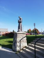 Statue vor der Kirche
