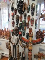 In einer Boutique mit Traditionsmasken