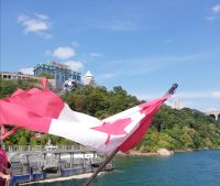 Kanadische Fahne am Schiff auf Niagara
