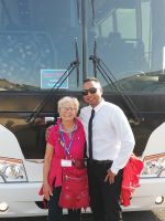 Busfahrer Jason und Reisebegleiterin Marieta