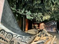 Das lange Kanu und der Wandschmuck der Haida