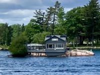 Haus auf einer der tausend Inseln