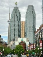 Hochhaeuser und kleines braunes Buegeleisenhaus