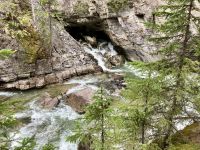 Karstgestein, Wasser fliesst zu und ab