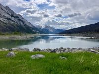 Der perfekte Medicin Lake bei Jasper im Nationalpark
