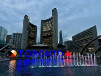 5. Tag – Ankunft in Toronto – Abendspaziergang zum Nathan Phillips Square – Neues Rathaus
