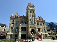 7. Tag – Ankunft im Westen – Rathaus am Olympic Plaza in Calgary