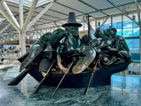14. Tag – Beginn der Heimreise – Skulptur „Spirit of Haida Gwaii“ von Bill Reid, Vancouver Airport