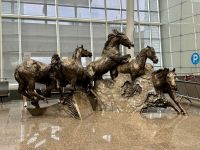 1. Tag – Anreise nach Calgary – Skulptur auf dem Flughafen von Calgary
