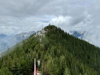 2. Tag – Calgary bis Banff – Blick von der Seilbahnstation auf die Spitze des Sulphur Mountain