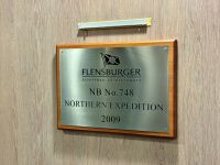 10. Tag – Fahrt mit der Fähre durch die Inside Passage – Widmungsplakette der „Northern Expedition“