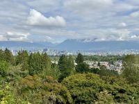 13. Tag – Stadtrundfahrt Vancouver – Blick vom Queen Elizabeth Park in Richtung Downtown und Coast Mountains