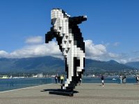 13. Tag – Stadtrundfahrt Vancouver – Orca-Skulptur am Coal Harbour