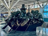 14. Tag – Abschied von Vancouver – „The Spirit of Haida Gwaïï“ von Bill Reid auf dem Vancouver International Airport