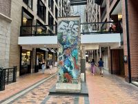 2. Tag – Stadtrundfahrt in Montréal – Teil der Berliner Mauer im Centre de Commerce Mondial (World Trade Center)