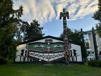 16. Tag – Stadtrundfahrt/-gang in Victoria – Langhaus und Totempfahl beim Royal Museum