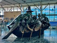 19. Tag – Heimreise – Statue von Bill Reid auf dem Flughafen von Vancouver